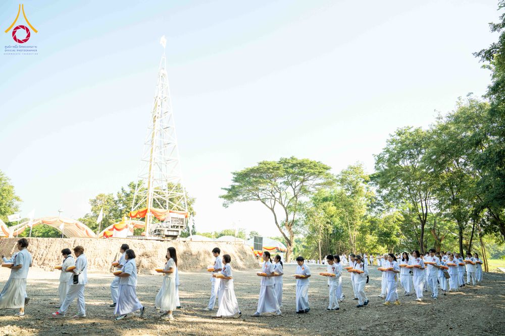 ภาพ No.285723:วันพุธที่ 10 ธันวาคม พ.ศ.2568  พิธีตอกเสาเข็มมงคลต้นสุดท้าย รองรับองค์พระเจดีย์เพื่อสร้างสันติภาพโลก ณ ศูนย์ปฏิบัติธรรมและศูนย์อบรมเยาวชน ชัยนาท