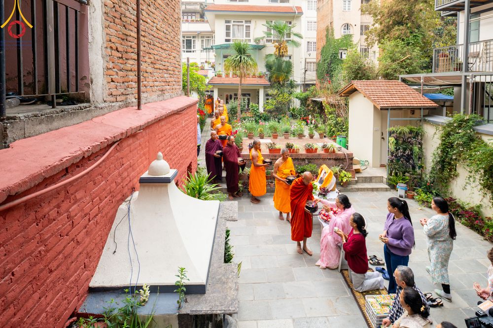 ภาพ No.317234:วันอังคารที่ 31 มีนาคม พ.ศ.2569 จาริกบิณฑบาตแห่งศรัทธา จากวัดอเชศวรสู่สี่แยกปาตันและวัดศรี ประเทศเนปาล