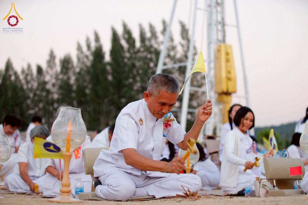 ภาพ No.275223:วันอาทิตย์ที่ 30 พฤศจิกายน พ.ศ. 2568 พิธีตอกเสาเข็ม "สร้างองค์พระเจดีย์เพื่อสร้างสันติภาพโลก" ต้นสุดท้าย ณ ศูนย์ปฏิบัติธรรมระยอง (บ้านช่องลม)