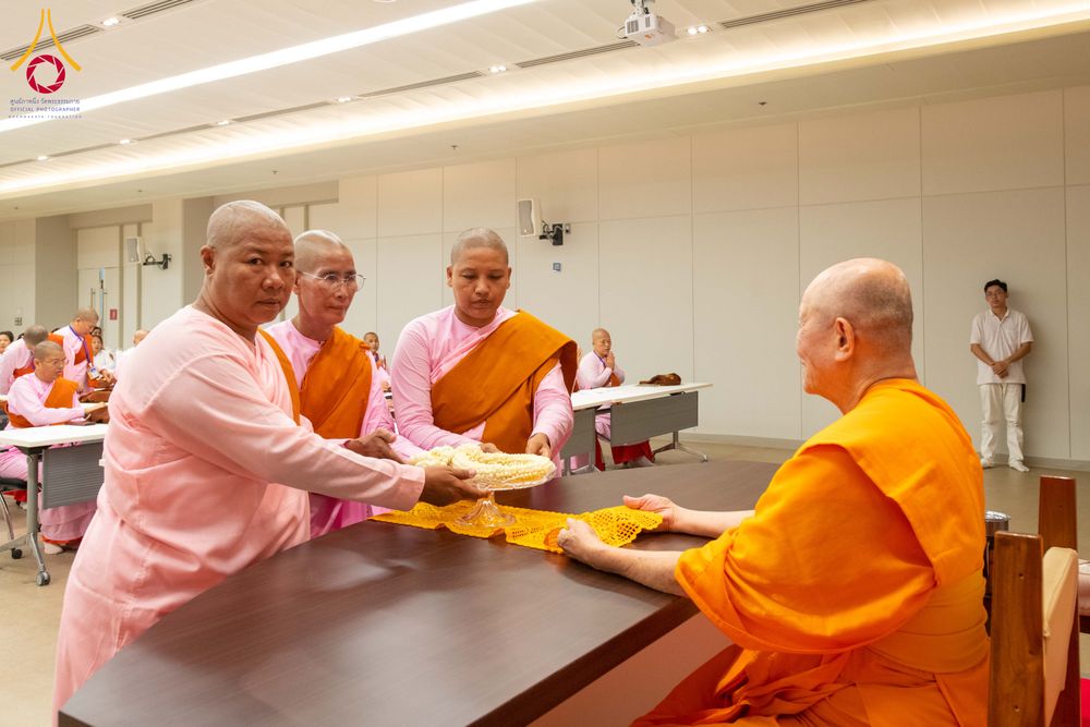 ภาพ No.325344:วันที่ 24 เมษายน พ.ศ.2569  หลวงพ่อทัตตชีโว รองเจ้าอาวาสวัดพระธรรมกาย ถวายการต้อนรับและปฏิสันถารคณะแม่ชีชาวเมียนมา