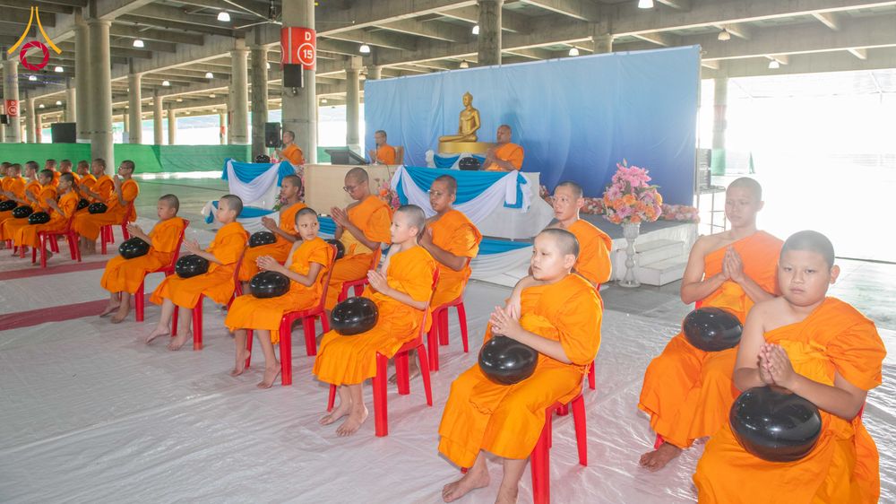 ภาพ No.339957:วันอาทิตย์ที่ 19 กรกฎาคม พ.ศ.2569 พิธีตักบาตรโครงการบรรพชาสามเณรนานาชาติ รุ่นที่ 15 ณ มหารัตนวิหารคด 6 วัดพระธรรมกาย