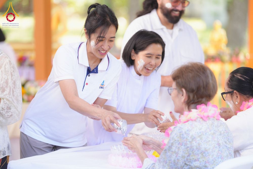 ภาพ No.321673:วันอาทิตย์ที่ 12 เมษายน พ.ศ.2569 กิจกรรมงานบุญวันสงกรานต์ (ตักบาตร ขอขมาพ่อแม่ สรงน้ำพระ รดน้ำขอพร) ณ วัดพระธรรมกายจอร์เจีย ประเทศสหรัฐอเมริกา