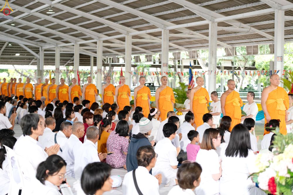 ภาพ No.338319:วันอาทิตย์ที่ 5 กรกฎาคม พศ.2569 พิธีตัดปอยผมธรรมทายาทนานาชาติ IDOP รุ่นที่ 21 จากประเทศจีน มาเลเซีย สิงคโปร์ และไต้หวัน ณ โถงช้าง วัดพระธรรมกาย