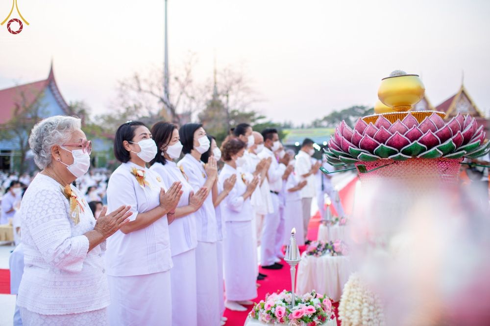 ภาพ No.71919:พิธีจุดประทีปถวายเป็นพุทธบูชา และบูชาธรรมมหาปูชนียาจารย์ ในโครงการธรรมยาตรากตัญญูบูชา มหาปูชนียาจารย์ พระมงคลเทพมุนี(สด จนฺทสโร) พระผู้ปราบมาร ปีที่ 11 ณ อนุสรณ์สถานลำดับที่ 3 สถานที่เกิดใหม่ในเพศสมณะ วัดสองพี่น้อง อ.สองพี่น้อง จ.สุพรรณบุรี วันที่ 17 มกร