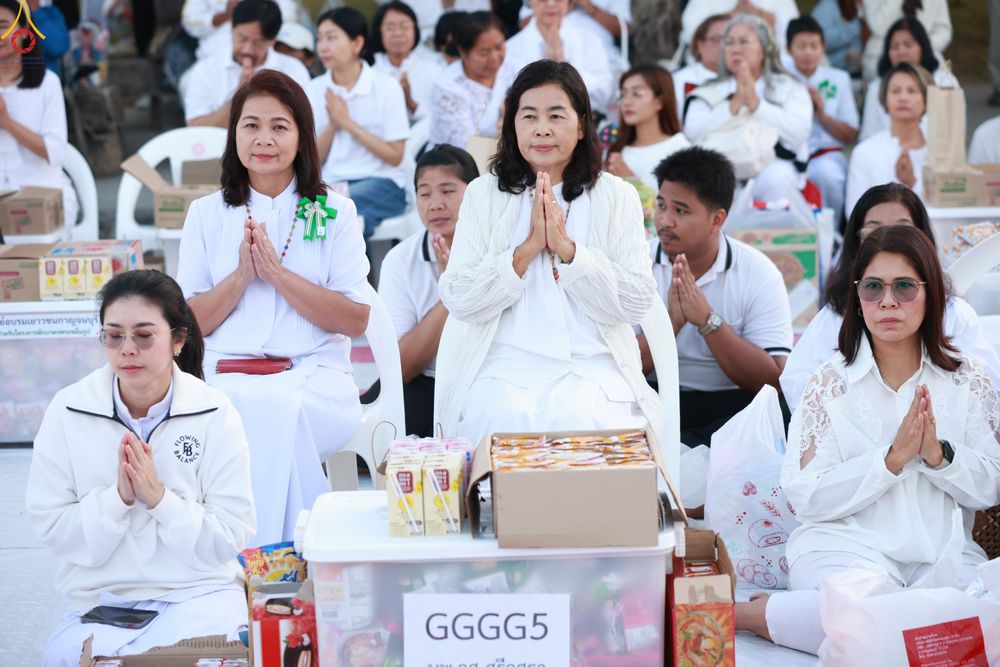 ภาพ No.284198:วันเสาร์ที่ 20 ธันวาคม พ.ศ.2568  พิธีตักบาตรพระ 10,000 รูป เนื่องในโอกาส 194 ปี จังหวัดกาญจนบุรี และอุทิศส่วนกุศลให้แด่บรรพชนทั้งหลาย บริเวณถนนสองแคว (Skywalk) เมืองกาญจนบุรี