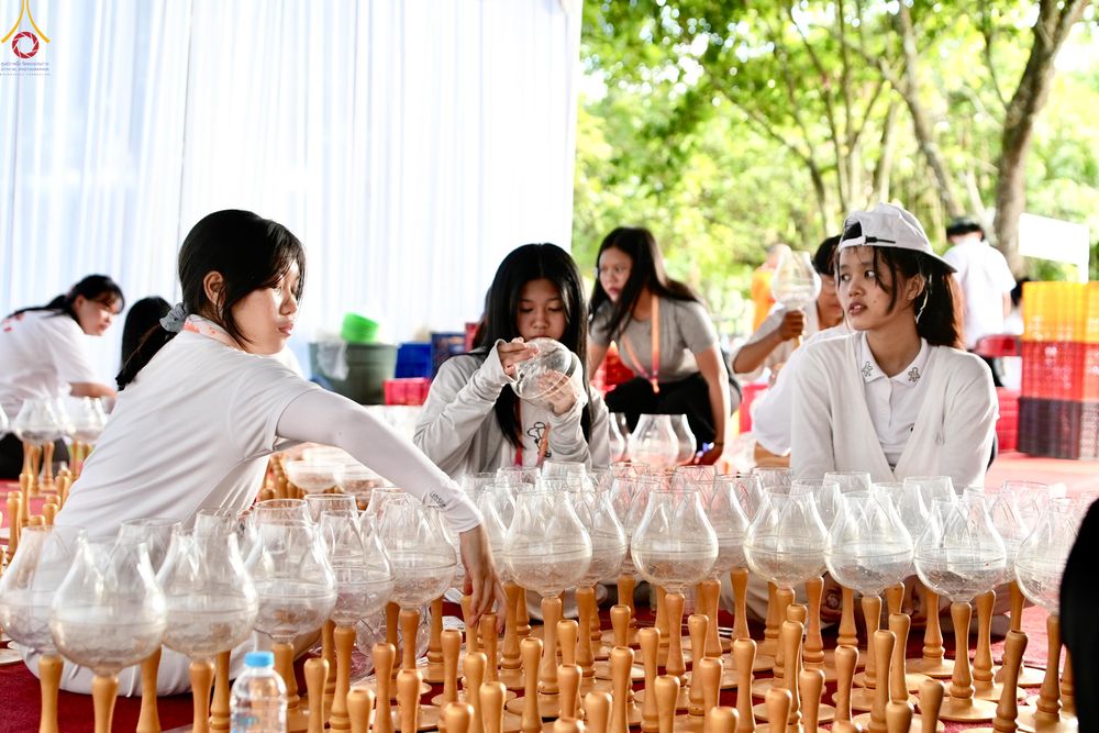 ภาพ No.330111:วันที่ 27-29 พฤษภาคม พ.ศ.2569 MBMI Tangerang (Majelis Agama Buddha Mahanikaya) ได้มีการเตรียมงานเพื่อจัดงานวิสาขบูชานานาชาติ  ชึ่งในงานจะมีการจุดประทีปโคมลาน โคมลอย กว่า 20,000 ดวง  เพื่อน้อมถวายเป็นพุทธบูชา และเพื่อเป็นการกระชับสัมพันธมิตรภาพ