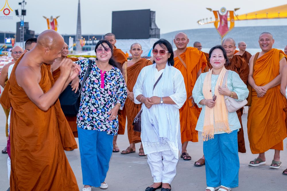 ภาพ No.323137:วันที่ 19 เมษายน พ.ศ.2569 การเรียงกล่องไทยธรรม , เตรียมงานจราจร เพื่องานถวายมหาสังฆทาน 40,000 กว่าวัดทั่วประเทศ วันคุ้มครองโลก 22 เมษายน พ.ศ.2569 วัดพระธรรมกาย