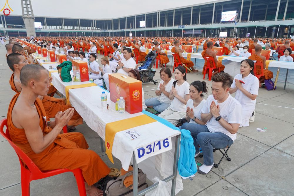 ภาพ No.324681:วันที่ 22 เมษายน พ.ศ.2569 (วันคุ้มครองโลก) บรรยากาศสาธุชน ในงานถวายมหาสังฆทาน 40,000 กว่าวัดทั่วประเทศ ณ ลานธรรม วัดพระธรรมกาย