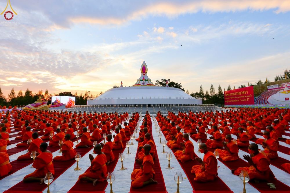 ภาพ No.70219:พิธีจุดประทีปถวายเป็นพุทธบูชา และบูชาธรรมมหาปูชนียาจารย์ ในโครงการธรรมยาตรากตัญญูบูชา มหาปูชนียาจารย์ พระมงคลเทพมุนี(สด จนฺทสโร) พระผู้ปราบมาร ปีที่ 11 ณ อนุสรณ์สถานลำดับที่ 2 สถานที่ตั้งมโนปณิธานบวชตลอดชีวิต อนุสรณ์สถานคลองบางนางแท่น อ.สามพราน จ.นครปฐม 
