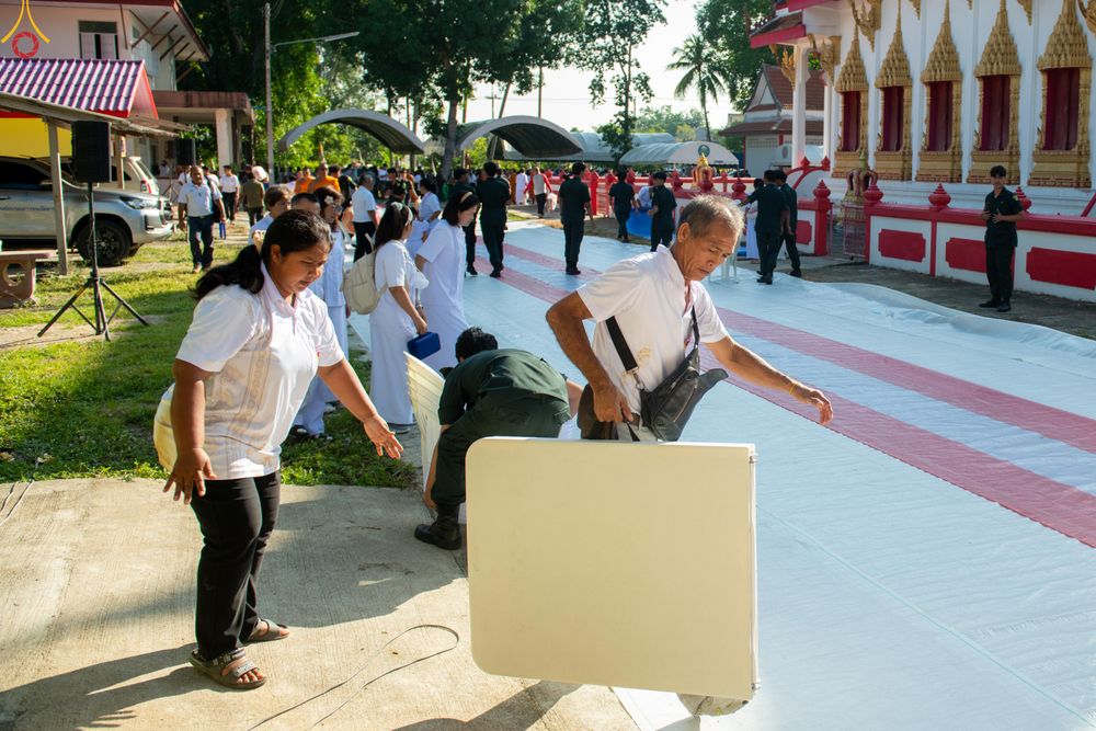 ภาพ No.339185:วันเสาร์ที่ 27 มิถุนายน พ.ศ. 2569 พิธีตักบาตรแด่คณะสงฆ์ 323 วัด 4 จังหวัดชายแดนภาคใต้ พิธีถวายสังฆทานแด่คณะสงฆ์ 323 วัด ปีที่ 22 ครั้งที่ 187 พิธีมอบกองทุนหนุนแรงใจช่วยครูใต้ ปีที่ 19 ครั้งที่ 150 และพิธีทำบุญอุทิศส่วนกุศลให้ผู้วายชนม์