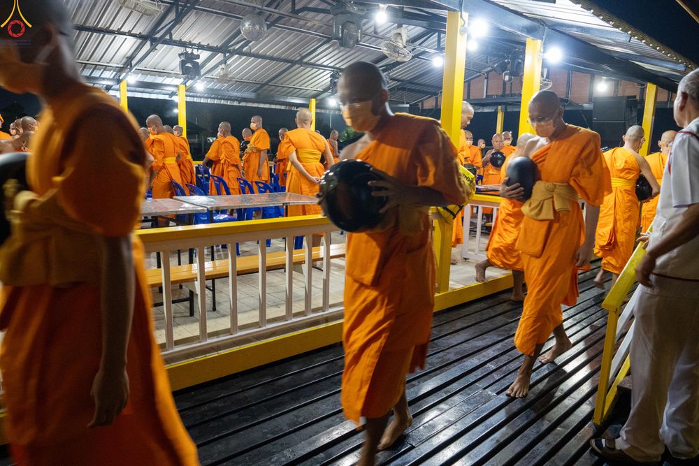 ภาพ No.282534:วันเสาร์ที่ 20 ธันวาคม พ.ศ.2568 พิธีตักบาตรพระ 10,000 รูป (ชุด 2) เนื่องในโอกาส 194 ปี จังหวัดกาญจนบุรี และอุทิศส่วนกุศลให้แด่บรรพชนทั้งหลาย บริเวณถนนสองแคว (Skywalk) เมืองกาญจนบุรี