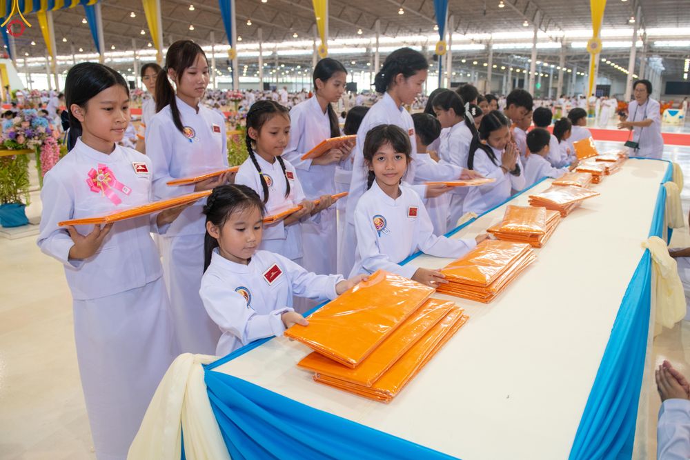 ภาพ No.318562:วันอาทิตย์ต้นเดือนที่ 5 เมษายน พ.ศ.2569 พิธีทอดผ้าป่าสมทบมหาสังฆทาน 40,000 กว่าวัดทั่วประเทศ ณ สภาธรรมกายสากล วัดพระธรรมกาย