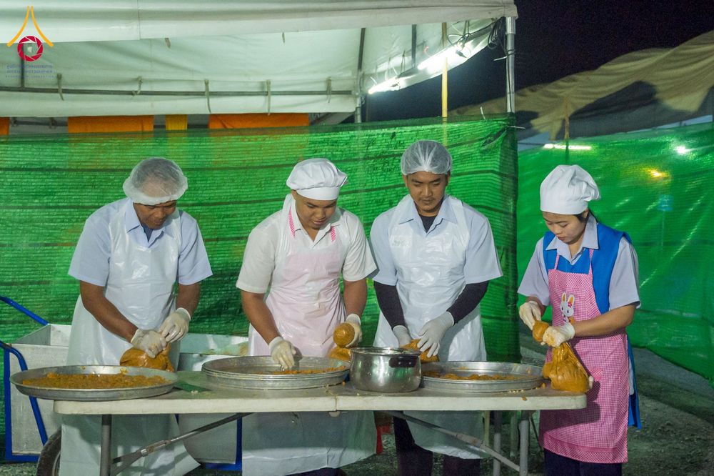 ภาพ No.290708:วันที่ 9 มกราคม พ.ศ. 2569 พิธีถวายภัตตาหารเป็นสังฆทาน แด่พระธรรมยาตรา ณ อนุสรณ์สถานคลองบางนางแท่น อ.สามพราน จ.นครปฐม ในโครงการธรรมยาตรา กตัญญูบูชา มหาปูชนียาจารย์ พระมงคลเทพมุนี(สด จนฺทสโร) พระผู้ปราบมาร อนุสรณ์สถาน 7 แห่ง ปีที่ 14