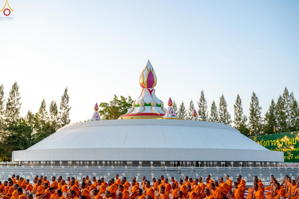 ภาพ No.292017:วันที่ 10 มกราคม พ.ศ. 2569 พิธีจุดประทีปถวายเป็นพุทธบูชา และบูชาธรรมมหาปูชนียาจารย์  ณ อนุสรณ์สถานคลองบางนางแท่น อ.สามพราน จ.นครปฐม ในโครงการธรรมยาตรา กตัญญูบูชา มหาปูชนียาจารย์ พระมงคลเทพมุนี(สด จนฺทสโร) พระผู้ปราบมาร อนุสรณ์สถาน 7 แห่ง ปีที่ 14