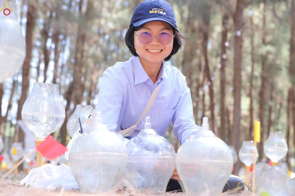 ภาพ No.300468:ภาพเบื้องหลังอาสาสมัครรวมใจ ชุดที่ 3 ในโครงการธรรมยาตรา กตัญญูบูชา มหาปูชนียาจารย์ พระมงคลเทพมุนี(สด จนฺทสโร) พระผู้ปราบมาร อนุสรณ์สถาน 7 แห่ง ปีที่ 14