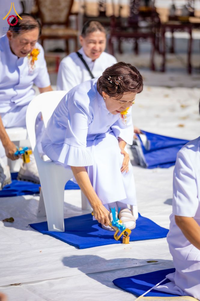 ภาพ No.285817:วันพุธที่ 10 ธันวาคม พ.ศ.2568  พิธีตอกเสาเข็มมงคลต้นสุดท้าย รองรับองค์พระเจดีย์เพื่อสร้างสันติภาพโลก ณ ศูนย์ปฏิบัติธรรมและศูนย์อบรมเยาวชน ชัยนาท