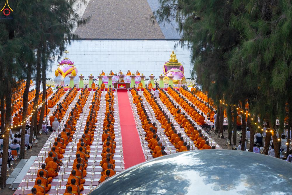 ภาพ No.290091:วันที่ 6 มกราคม พ.ศ. 2569 พิธีจุดประทีปถวายเป็นพุทธบูชา และบูชาธรรมมหาปูชนียาจารย์ (ภาพชุดที่ 2) ณ อนุสรณ์สถานมหาวิหารพระมงคลเทพมุนี (โลตัสแลนด์) อ.สองพี่น้อง จ.สุพรรณบุรี ในโครงการธรรมยาตรา กตัญญูบูชา มหาปูชนียาจารย์ พระมงคลเทพมุนี(สด จนฺทสโร) พระผู้ปรา