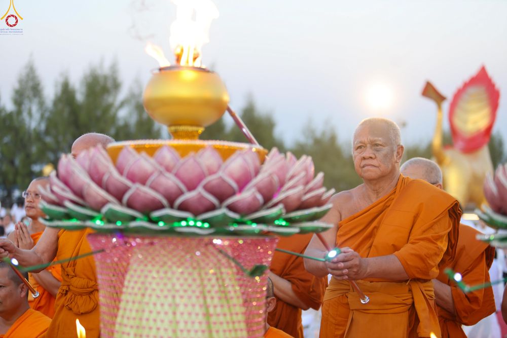 ภาพ No.302145:วันที่ 23 มกราคม พ.ศ. 2569 พิธีจุดประทีปธรรมถวายเป็นพุทธบูชา (ภาพชุดที่ 2) และบูชาธรรมมหาปูชนียาจารย์  ณ อนุสรณ์สถานลำดับที่ 5 สถานที่เผยแผ่วิชชาธรรมกายครั้งแรก อนุสรณ์สถานบางปลา วัดบางปลา อำเภอบางเลน จังหวัดนครปฐม ในโครงการธรรมยาตรา กตัญญูบูชา มหาปูชนีย