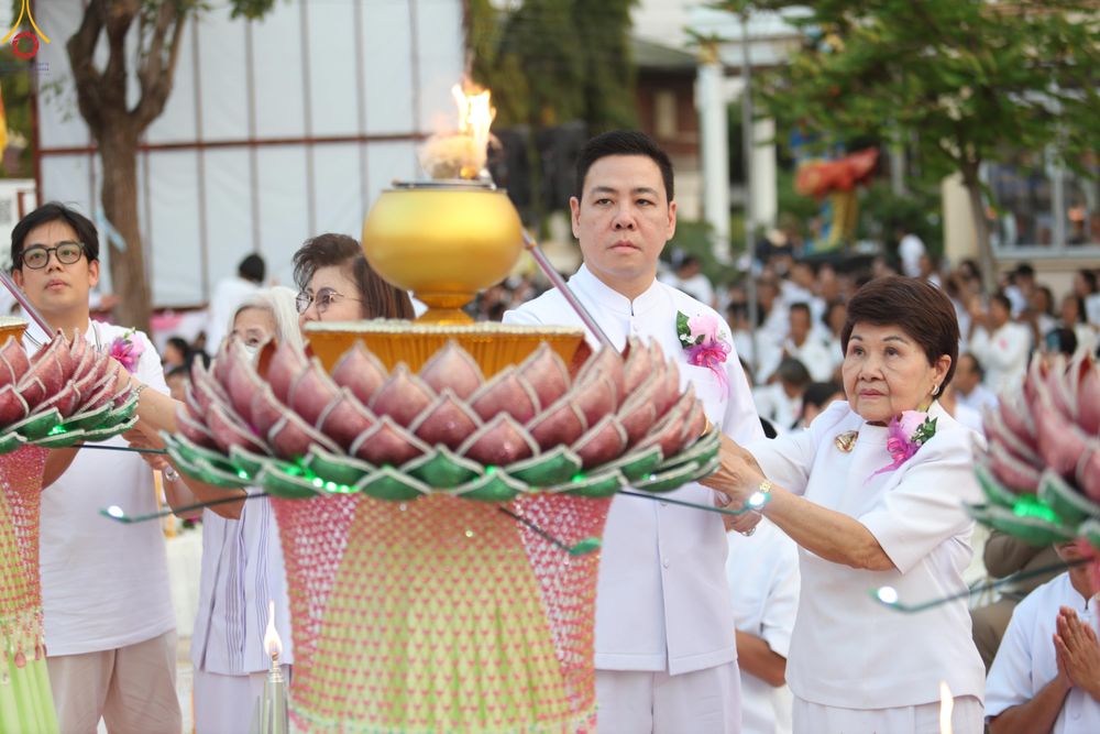 ภาพ No.297027:วันที่ 17 มกราคม พ.ศ. 2569 พิธีจุดประทีปถวายเป็นพุทธบูชา และบูชาธรรมมหาปูชนียาจารย์ (ภาพชุดที่ 2) ณ วัดโบสถ์บน ต.บางคูเวียง จ.นนทบุรี อนุสรณ์สถานลำดับที่ 4 สถานที่เกิดด้วยกายธรรม ในโครงการธรรมยาตรา กตัญญูบูชา มหาปูชนียาจารย์ พระมงคลเทพมุนี(สด จนฺทสโร) พร