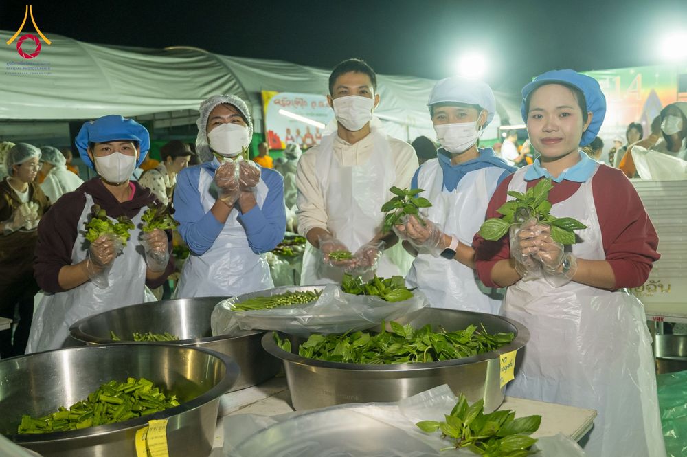 ภาพ No.290714:วันที่ 9 มกราคม พ.ศ. 2569 พิธีถวายภัตตาหารเป็นสังฆทาน แด่พระธรรมยาตรา ณ อนุสรณ์สถานคลองบางนางแท่น อ.สามพราน จ.นครปฐม ในโครงการธรรมยาตรา กตัญญูบูชา มหาปูชนียาจารย์ พระมงคลเทพมุนี(สด จนฺทสโร) พระผู้ปราบมาร อนุสรณ์สถาน 7 แห่ง ปีที่ 14