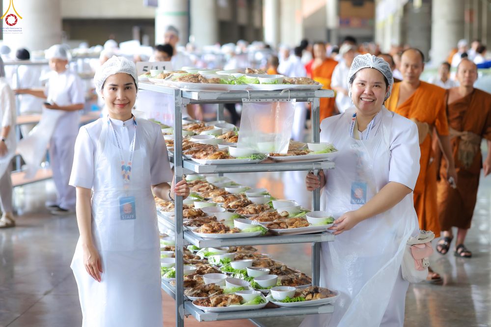 ภาพ No.325722:วันที่ 22 เมษายน พ.ศ.2569(วันคุ้มครองโลก) งานถวายมหาสังฆทาน 40,000 กว่าวัดทั่วประเทศ เจ้าหน้าที่ สาธุชน ร่วมใจจัดเตรียมภัตตาหารเพล (ชุด 2)