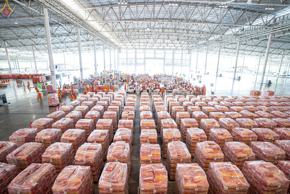 ภาพ No.322068:วันที่ 12 -13 เมษายน พ.ศ.2569 การเตรียมกล่องไทยธรรม + การขนย้ายเก้าอี้ เพื่องานถวายมหาสังฆทาน 40,000 กว่าวัดทั่วประเทศ วันคุ้มครองโลก 22 เมษายน พ.ศ.2569 วัดพระธรรมกาย