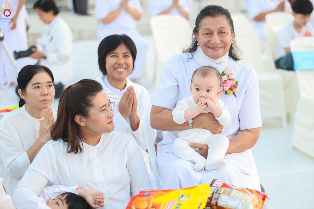ภาพ No.302405:วันที่ 24 มกราคม พ.ศ. 2569 พิธีตักบาตรพระธรรมยาตรา ณ อนุสรณ์สถานลำดับที่ 5 สถานที่เผยแผ่วิชชาธรรมกายครั้งแรก อนุสรณ์สถานบางปลา วัดบางปลา อำเภอบางเลน จังหวัดนครปฐม ในโครงการธรรมยาตรา กตัญญูบูชา มหาปูชนียาจารย์ พระมงคลเทพมุนี(สด จนฺทสโร) พระผู้ปราบมาร อนุส