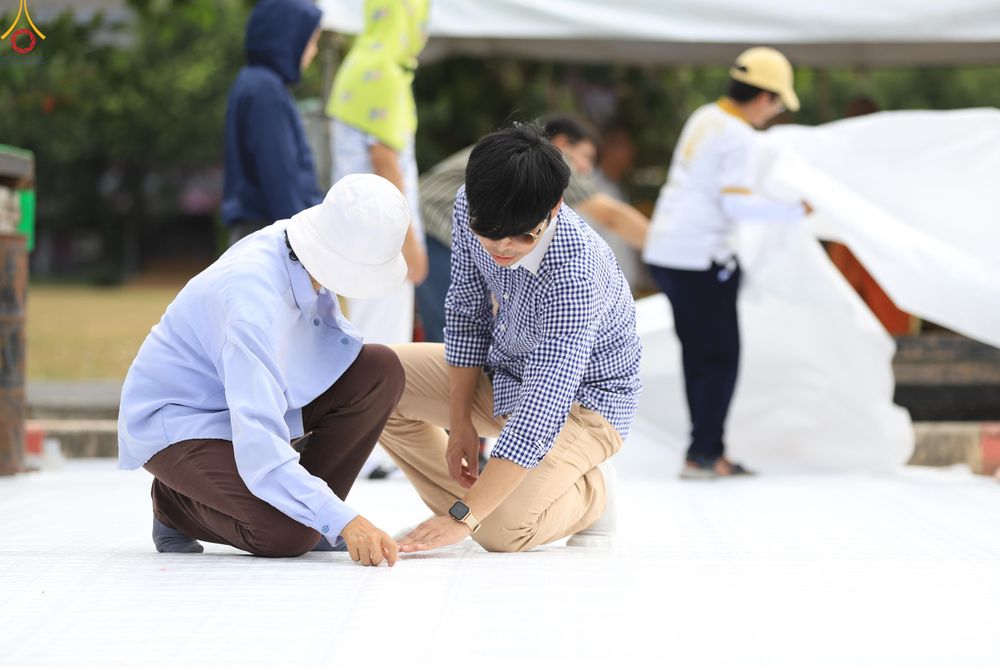 ภาพ No.280863:วันที่ 27 ธันวาคม พ.ศ.2568 คณะสงฆ์และเจ้าหน้าที่ทุกสังกัด ช่วยกันเตรียมงานตักบาตรพระ 1,000 รูป จ.สตูล