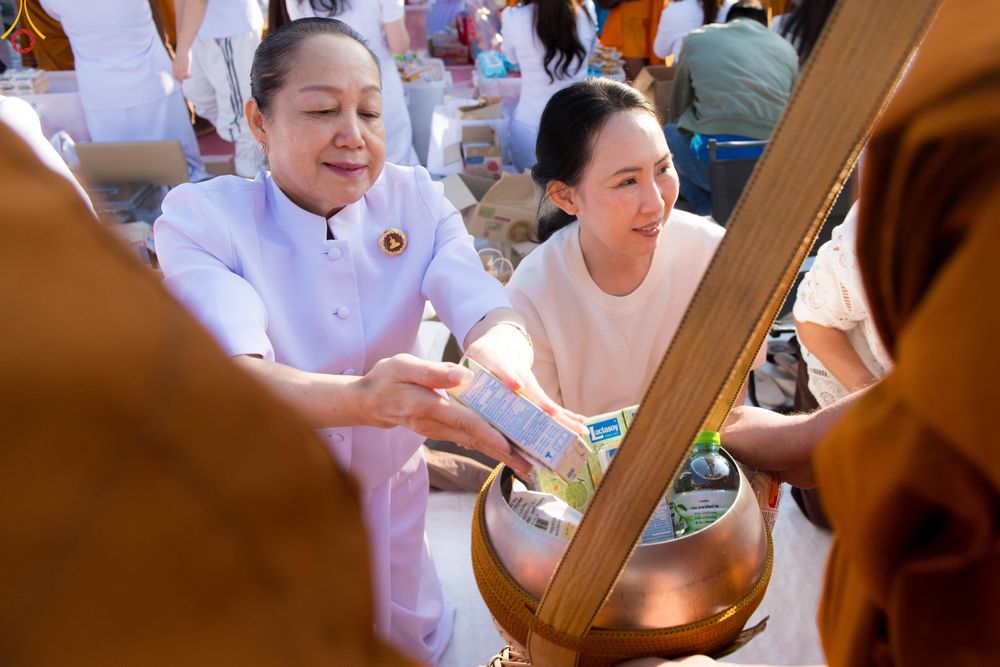 ภาพ No.282726:วันเสาร์ที่ 20 ธันวาคม พ.ศ.2568 พิธีตักบาตรพระ 10,000 รูป (ชุด 2) เนื่องในโอกาส 194 ปี จังหวัดกาญจนบุรี และอุทิศส่วนกุศลให้แด่บรรพชนทั้งหลาย บริเวณถนนสองแคว (Skywalk) เมืองกาญจนบุรี