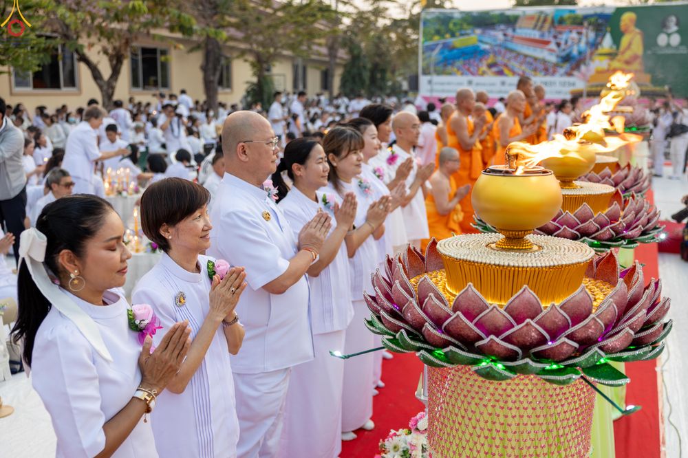 ภาพ No.297036:วันที่ 17 มกราคม พ.ศ. 2569 พิธีจุดประทีปถวายเป็นพุทธบูชา และบูชาธรรมมหาปูชนียาจารย์ (ภาพชุดที่ 2) ณ วัดโบสถ์บน ต.บางคูเวียง จ.นนทบุรี อนุสรณ์สถานลำดับที่ 4 สถานที่เกิดด้วยกายธรรม ในโครงการธรรมยาตรา กตัญญูบูชา มหาปูชนียาจารย์ พระมงคลเทพมุนี(สด จนฺทสโร) พร