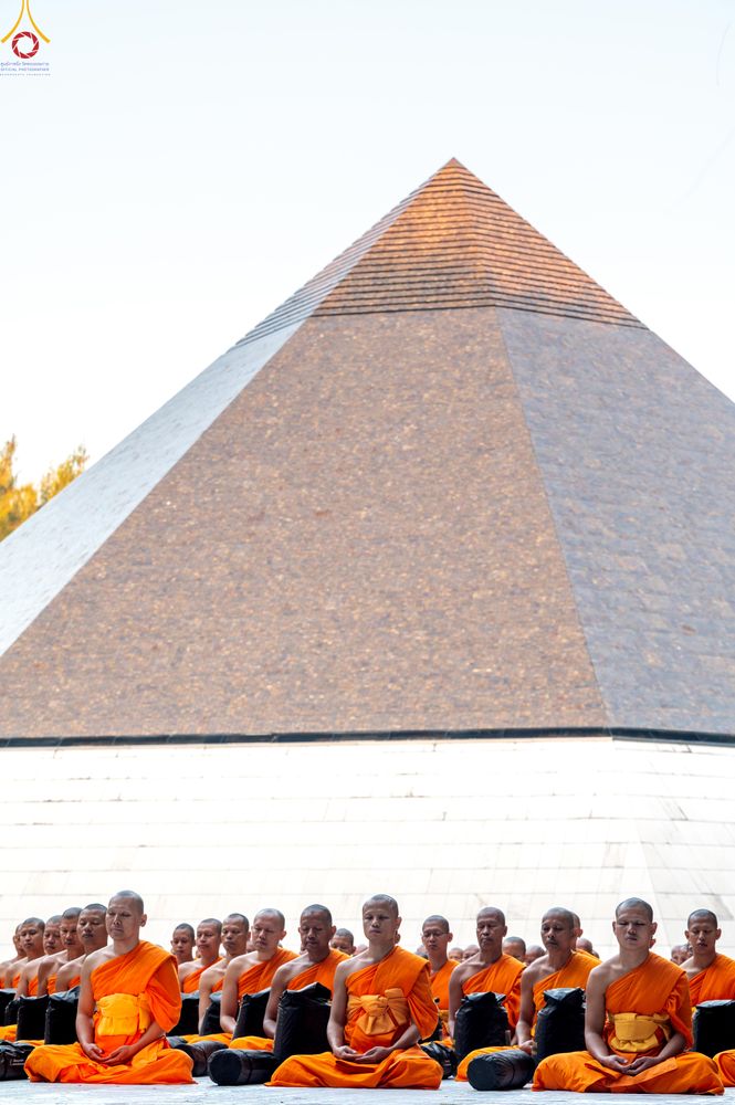 ภาพ No.288419:วันที่ 4 มกราคม พ.ศ. 2569 พระธรรมยาตราปฏิบัติธรรม และถ่ายภาพหมู่ประวัติศาสตร์ ในโครงการธรรมยาตรา กตัญญูบูชา มหาปูชนียาจารย์ พระมงคลเทพมุนี(สด จนฺทสโร) พระผู้ปราบมาร อนุสรณ์สถาน 7 แห่ง ปีที่ 14 ณ อนุสรณ์สถานมหาวิหารพระมงคลเทพมุนี (โลตัสแลนด์) อ.สองพี่น้อง