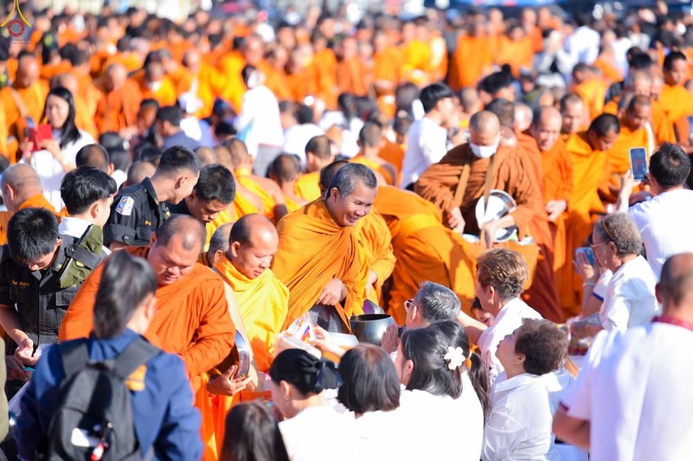 ภาพ No.280251:วันอังคารที่ ๓๐ ธันวาคม พ.ศ. ๒๕๖๘ พิธีตักบาตรพระ ๑,๐๖๙ รูป จังหวัดกาฬสินธุ์   ณ บริเวณสนามหน้าศาลากลาง จังหวัดกาฬสินธุ์ (หลังเก่า)