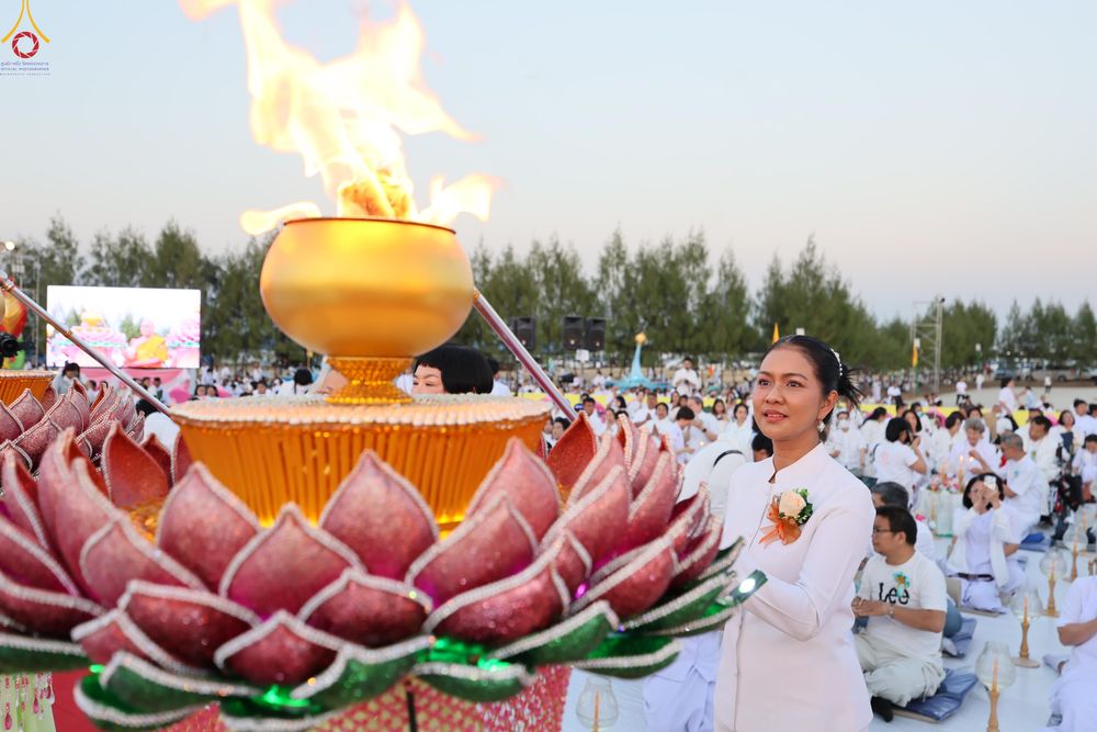 ภาพ No.302153:วันที่ 23 มกราคม พ.ศ. 2569 พิธีจุดประทีปธรรมถวายเป็นพุทธบูชา (ภาพชุดที่ 2) และบูชาธรรมมหาปูชนียาจารย์  ณ อนุสรณ์สถานลำดับที่ 5 สถานที่เผยแผ่วิชชาธรรมกายครั้งแรก อนุสรณ์สถานบางปลา วัดบางปลา อำเภอบางเลน จังหวัดนครปฐม ในโครงการธรรมยาตรา กตัญญูบูชา มหาปูชนีย