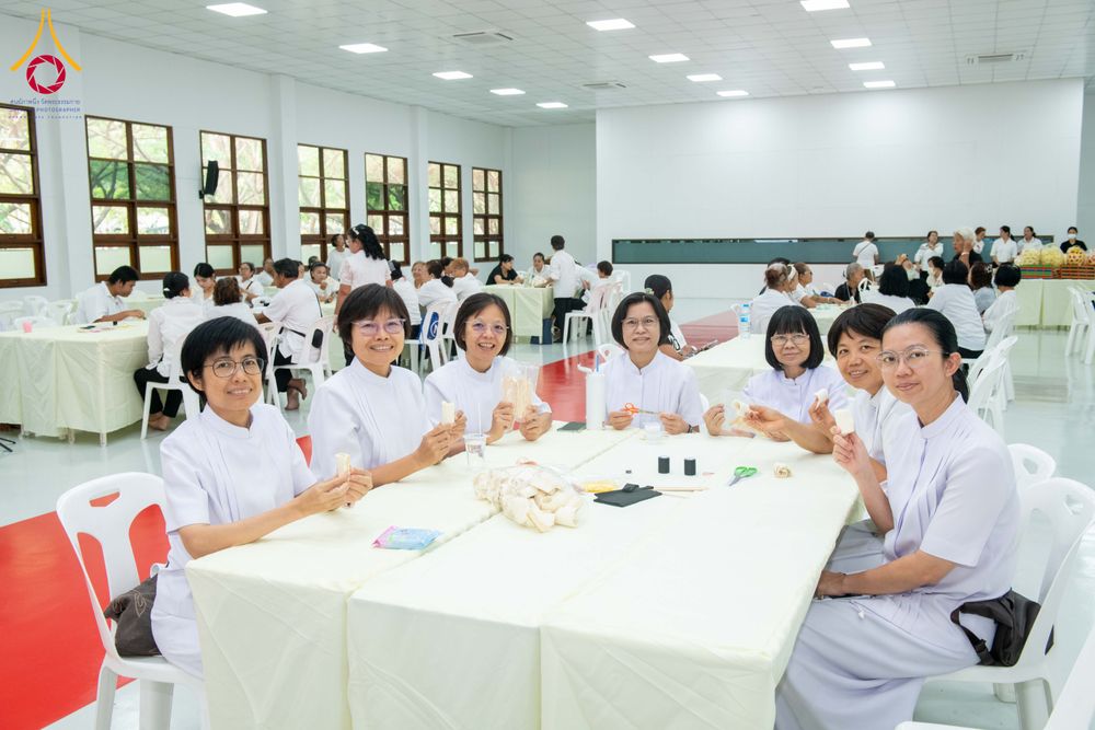 ภาพ No.327560:วันศุกร์ที่ 1 พฤษภาคม พ.ศ. 2569 รวมใจพสกนิกรชาวอำเภอคลองหลวง ประดิษฐ์ดอกไม้จันทน์ เพื่อใช้ในพิธีถวายดอกไม้จันทน์ในงานพระราชพิธีถวายพระเพลิงพระบรมศพ สมเด็จพระนางเจ้าสิริกิติ์ พระบรมราชินีนาถ พระบรมราชชนนีพันปีหลวง ณ วัดพระธรรมกาย