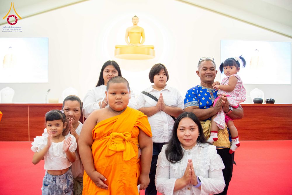 ภาพ No.321902:วันที่ 12 เมษายน พ.ศ.2569 ตักบาตรสงกรานต์ฉลองสามเณรใหม่  ณ ศูนย์ปฏิบัติธรรมระยอง(บ้านช่องลม)