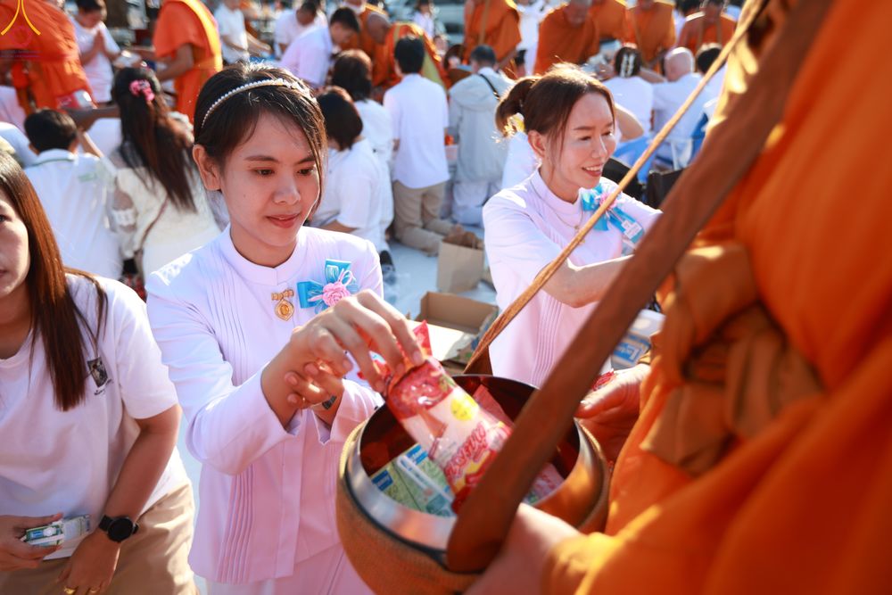 ภาพ No.284261:วันเสาร์ที่ 20 ธันวาคม พ.ศ.2568  พิธีตักบาตรพระ 10,000 รูป เนื่องในโอกาส 194 ปี จังหวัดกาญจนบุรี และอุทิศส่วนกุศลให้แด่บรรพชนทั้งหลาย บริเวณถนนสองแคว (Skywalk) เมืองกาญจนบุรี