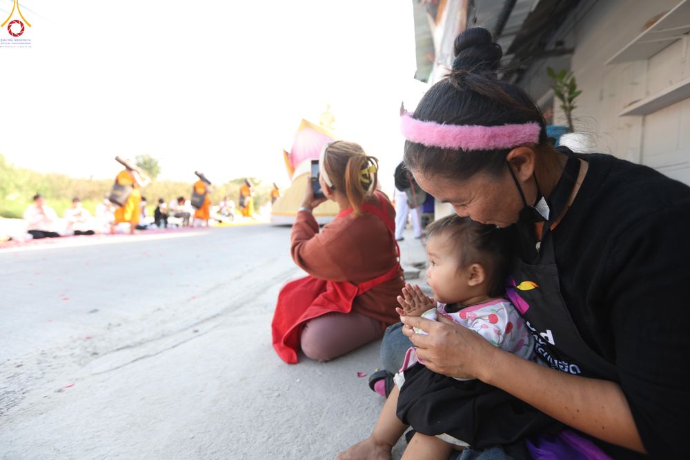 ภาพ No.290431:วันที่ 7 มกราคม พ.ศ. 2569 พิธีต้อนรับพระธรรมยาตรา ณ อนุสรณ์สถานลำดับที่ 2  สถานที่ตั้งมโนปณิธานบวชตลอดชีวิต อนุสรณ์สถานคลองบางนางแท่น (ภาพชุดที่ 2) อ.สามพราน จ.นครปฐม ในโครงการธรรมยาตรา กตัญญูบูชา มหาปูชนียาจารย์ พระมงคลเทพมุนี(สด จนฺทสโร) พระผู้ปราบมาร 