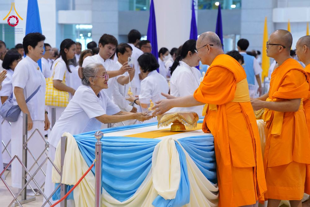 ภาพ No.338090:วันอาทิตย์ต้นเดือน 5 กรกฎาคม พ.ศ.2569 สัมมนาพิเศษ พิธีมอบพระของขวัญ ณ ห้องแก้วสารพัด1 วัดพระธรรมกาย
