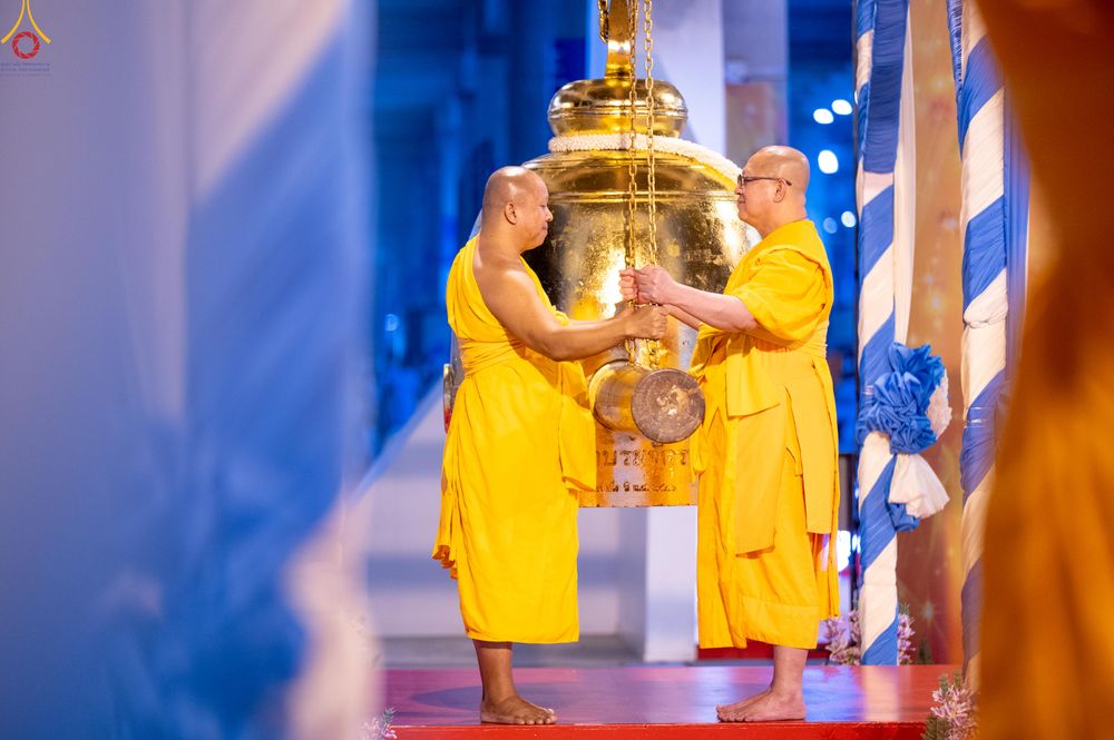 ภาพ No.280289:วันที่ 31 ธันวาคม พ.ศ.2568 -วันที่ 1 มกราคม พ.ศ.2569 พิธีฉลองชัยสวดมนต์บทธัมมจักกับปปวัตนสูตร ครบ 8,000,000,000 จบ , พิธีสวดมนต์ข้ามปี ณ วัดพระธรรมกาย