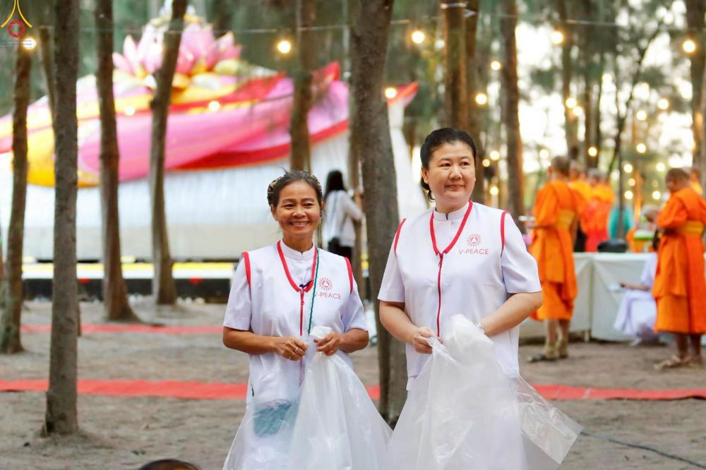 ภาพ No.300553:ภาพเบื้องหลังอาสาสมัครรวมใจ ชุดที่ 3 ในโครงการธรรมยาตรา กตัญญูบูชา มหาปูชนียาจารย์ พระมงคลเทพมุนี(สด จนฺทสโร) พระผู้ปราบมาร อนุสรณ์สถาน 7 แห่ง ปีที่ 14