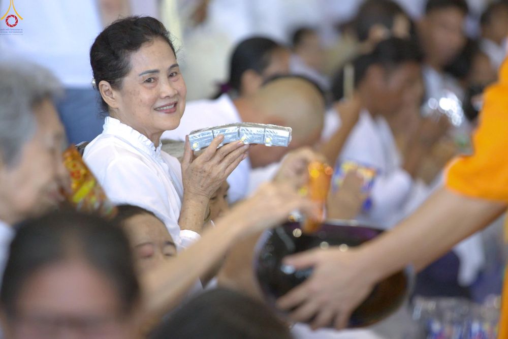 ภาพ No.337701:วันอาทิตย์ต้นเดือน 5 กรกฎาคม พ.ศ.2569 พิธีตักบาตรข้าวสารอาหารแห้ง  ณ บ้านแก้วเรือนทองคุณยายฯ วัดพระธรรมกาย