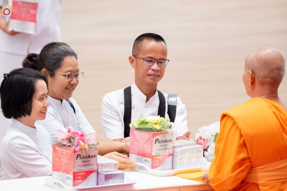 ภาพ No.343672:วันที่ 16 สิงหาคม พ.ศ.2569 พิธีถวายคิลานเภสัช และอุปกรณ์ทางการแพทย์ ณ ห้องแก้วสารพัดนึก2 วัดพระธรรมกาย