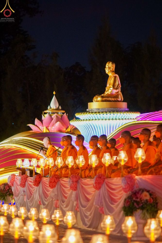 ภาพ No.70282:พิธีจุดประทีปถวายเป็นพุทธบูชา และบูชาธรรมมหาปูชนียาจารย์ ในโครงการธรรมยาตรากตัญญูบูชา มหาปูชนียาจารย์ พระมงคลเทพมุนี(สด จนฺทสโร) พระผู้ปราบมาร ปีที่ 11 ณ อนุสรณ์สถานลำดับที่ 2 สถานที่ตั้งมโนปณิธานบวชตลอดชีวิต อนุสรณ์สถานคลองบางนางแท่น อ.สามพราน จ.นครปฐม 
