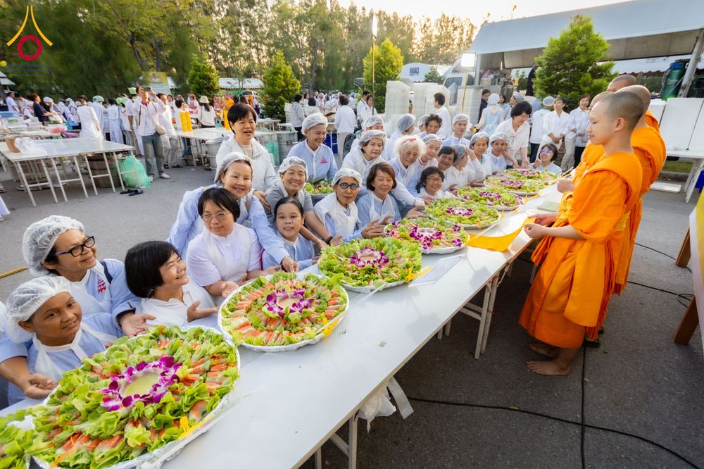 ภาพ No.288104:วันที่ 4 มกราคม พ.ศ. 2569 พิธีถวายภัตตาหารเป็นสังฆทาน แด่พระธรรมยาตรา ในโครงการธรรมยาตรา กตัญญูบูชา มหาปูชนียาจารย์ พระมงคลเทพมุนี(สด จนฺทสโร) พระผู้ปราบมาร อนุสรณ์สถาน 7 แห่ง ปีที่ 14 ณ อนุสรณ์สถานมหาวิหารพระมงคลเทพมุนี (โลตัสแลนด์) อ.สองพี่น้อง จ.สุพรร