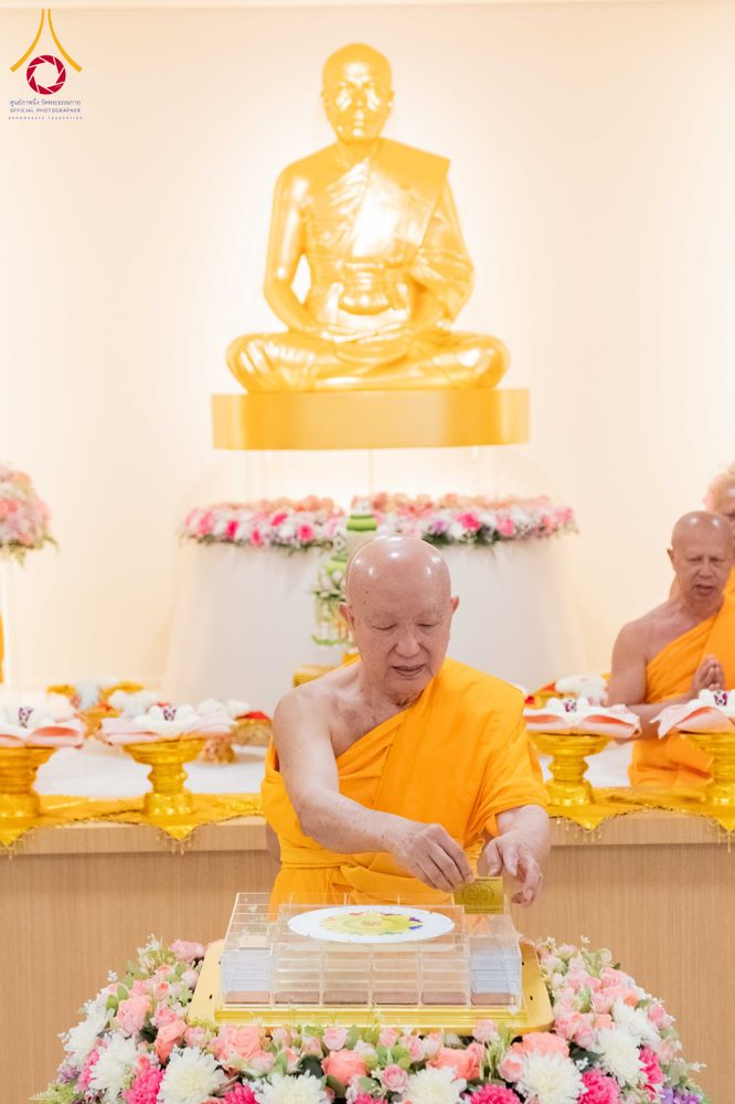 ภาพ No.319152:วันที่ 29 มีนาคม พ.ศ.2569 พิธีอัญเชิญรูปหล่อพระมงคลเทพมุนี (สด จนฺทสโร) ประดิษฐาน ณ ห้องปฏิบัติธรรม “มงคลรัตนโชติ”  วัดพระธรรมกายชิคาโก ประเทศสหรัฐอเมริกา