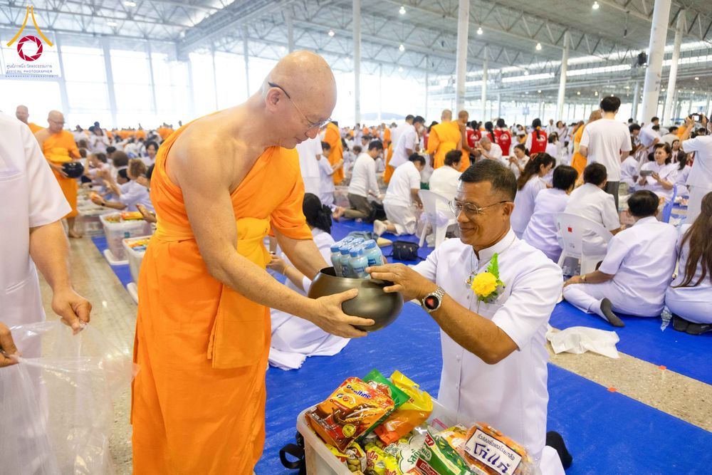 ภาพ No.308501:วันที่ 1 กุมภาพันธ์ พ.ศ. 2569 พิธีตักบาตรข้าวสารอาหารแห้ง ณ บ้านแก้วเรือนทองคุณยาย สภาธรรมกายสากล วัดพระธรรมกาย