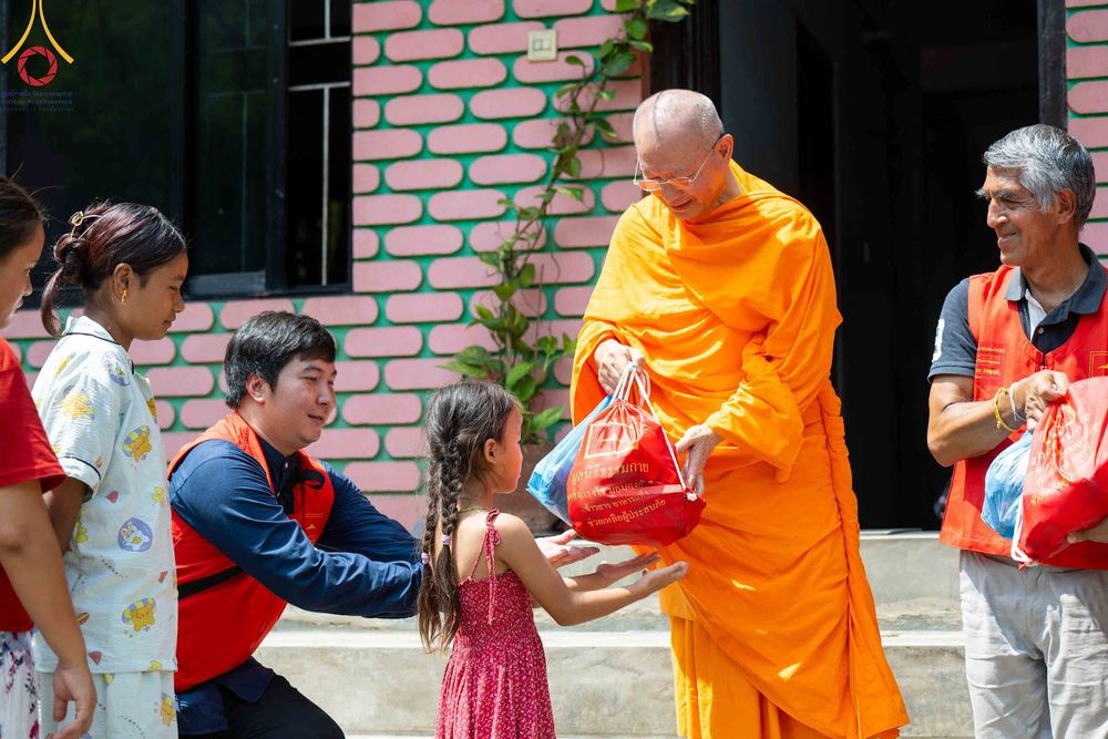ภาพ No.348037:วันที่ 8 กันยายน พ.ศ.2569 พระธรรมฑูตไทย สายอินเดีย เนปาล พร้อมด้วยคณะสงฆ์เนปาล  วัดไทยลุมพินี วัดพระธรรม และมูลนิธิธรรมกาย ร่วมช่วยเหลือผู้ประสบภัยน้ำท่วมประเทศเนปาล