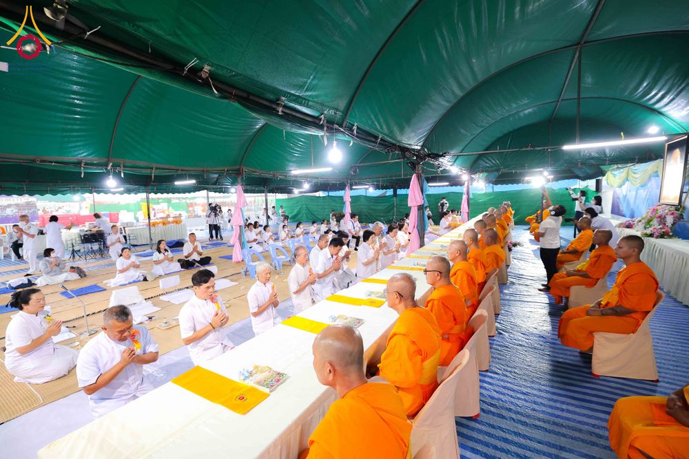 ภาพ No.298493:วันที่ 20 มกราคม พ.ศ. 2569 พิธีถวายภัตตาหารเป็นสังฆทาน แด่พระธรรมยาตรา ณ อนุสรณ์สถานบางปลา วัดบางปลา อำเภอบางเลน จังหวัดนครปฐม ในโครงการธรรมยาตรา กตัญญูบูชา มหาปูชนียาจารย์ พระมงคลเทพมุนี(สด จนฺทสโร) พระผู้ปราบมาร อนุสรณ์สถาน 7 แห่ง ปีที่ 14