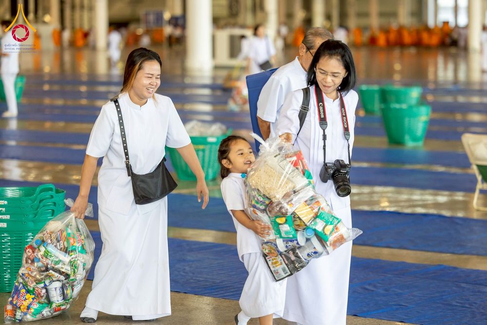 ภาพ No.277055:วันอาทิตย์ที่ 7 ธันวาคม พ.ศ. 2568 พิธีตักบาตรอาทิตย์ต้นเดือน ณ บ้านแก้วเรือนทองคุณยายฯ วัดพระธรรมกาย