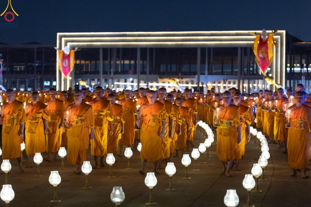 ภาพ No.279292:พิธีจุดวิสาขประทีป พิธีเวียนประทักษิณ ในวันวิสาขบูชา พุธที่ 22 พฤษภาคม พ.ศ. 2567 ( วันพระขึ้น 15 ค่ำ เดือน 6 ) ณ ลานธรรม พระมหาธรรมกายเจดีย์ วัดพระธรรมกาย จ.ปทุมธานี